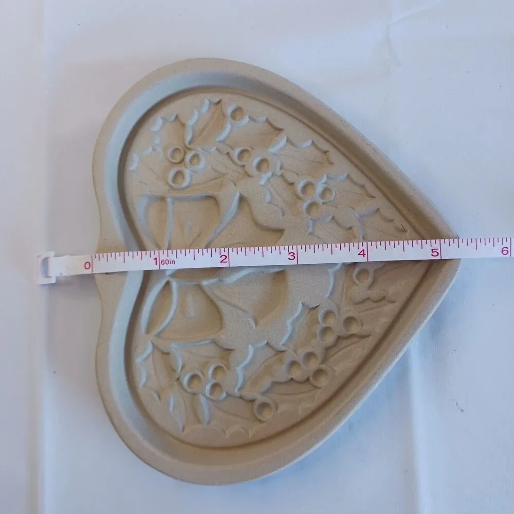 Two Pampered Chef Family Heritage Winter Wreath Welcome Home Heart Cookie Molds